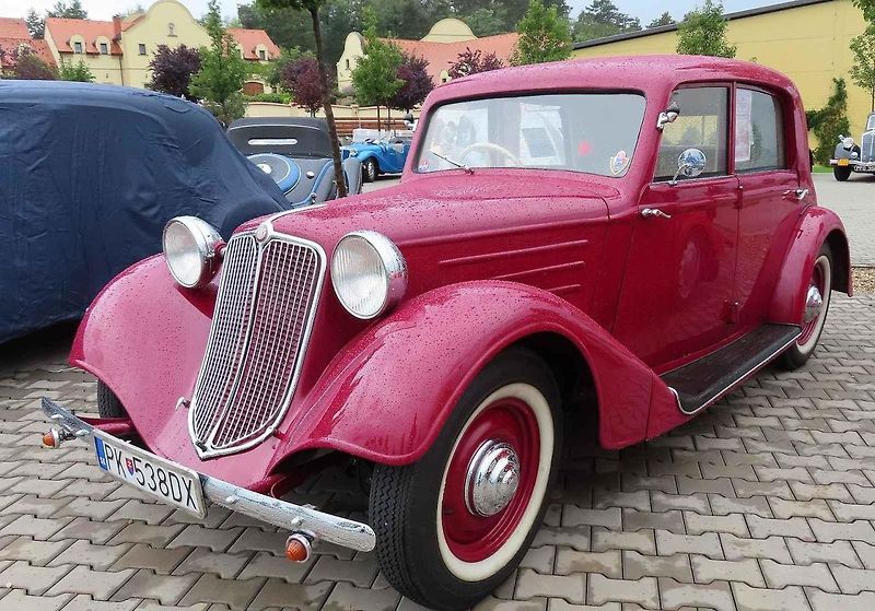 Pálavský Oldtimer přilákal na Břeclavsko desítky elegantnch veteránů.