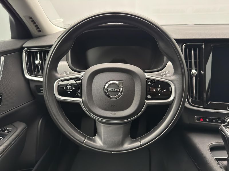 Volvo V90 D4 MOMENTUM PRO  - fotka 3 z 52