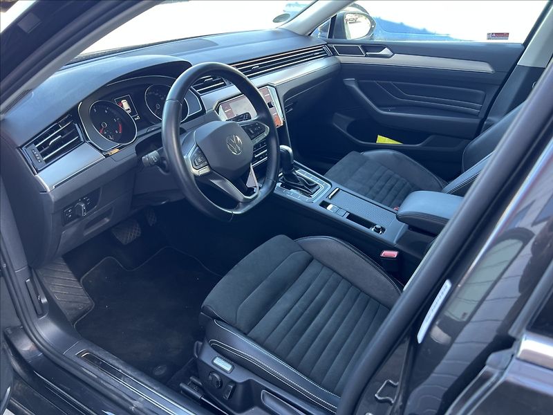 Volkswagen Passat 2,0 TDi DSG ELEGANCE MATRIX - fotka 11 z 32