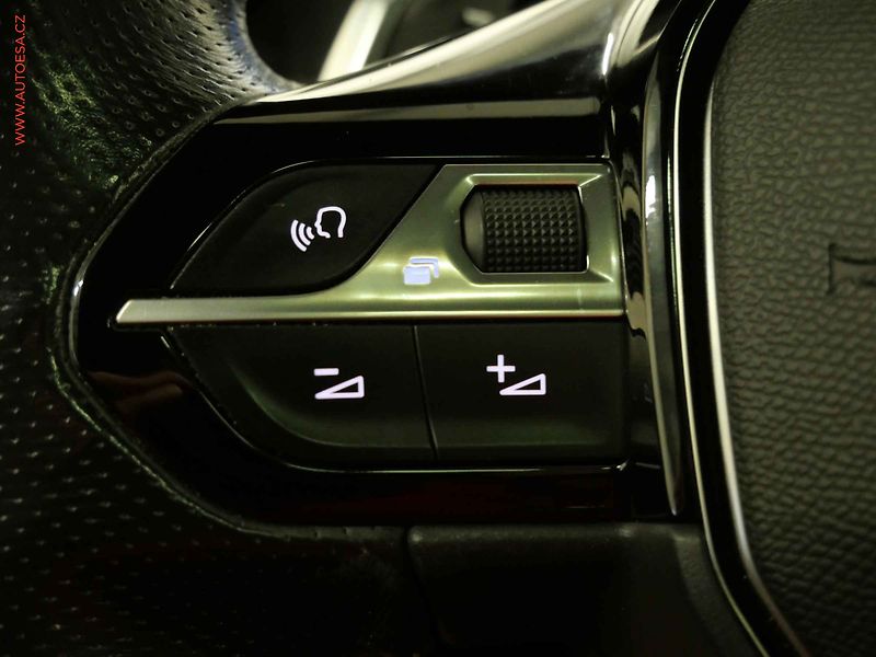 Peugeot 2008 (2020) 1.5HDI, ČR, AT, navi, LED - fotka 15 z 23