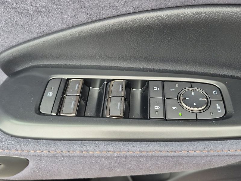 Lexus LBX 1.5HEV 4X4 COOL Advanced Premi - fotka 22 z 26