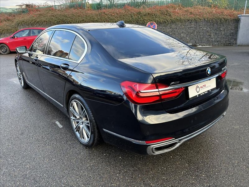 BMW Řada 7 4,4 i 750Li xDrive Individual - fotka 3 z 39
