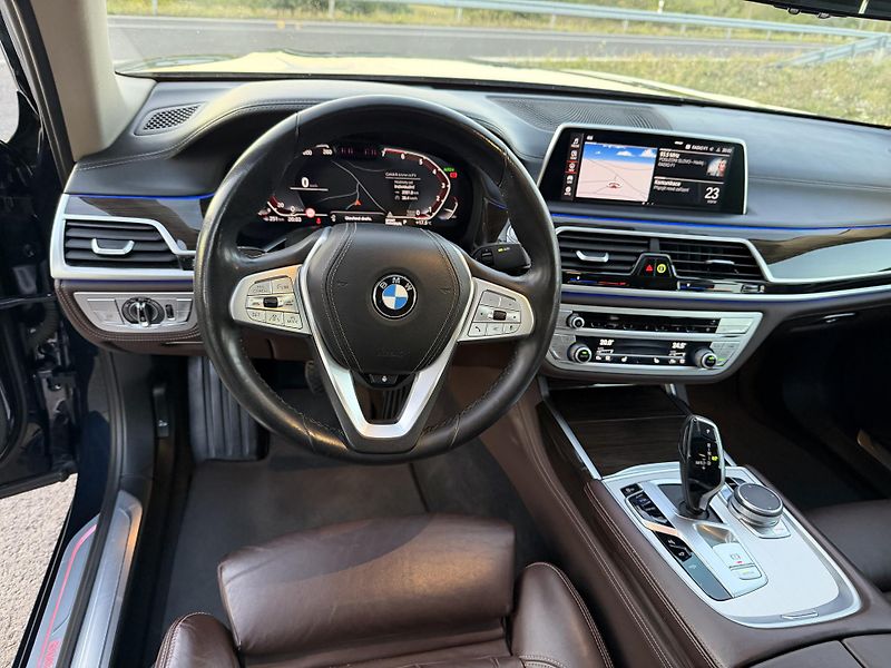 BMW Řada 7 (2020) BMW 750i xDrive 4.4 V8 390 kW  - fotka 26 z 33