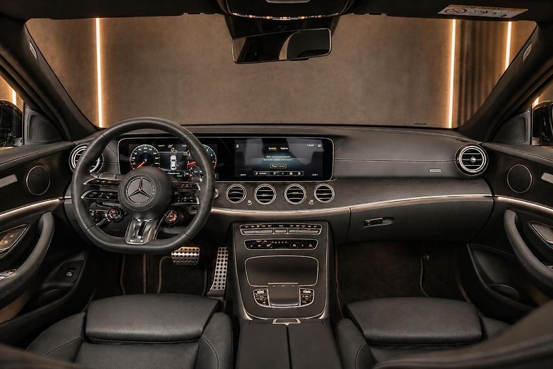 Mercedes-Benz Třídy E (2022) 53-AMG-4M-PANO-DIS-360-GTsport - fotka 8 z 14