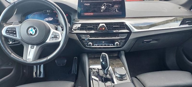 BMW Řada 5 (2021) 530d 3.0 xDrive AT Touring - fotka 6 z 14