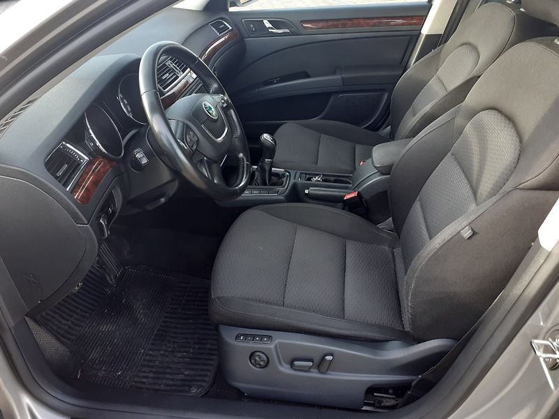 Škoda Superb (2011) 2.0 TDi Elegance - fotka 19 z 37