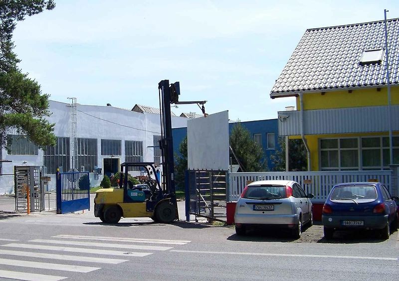 Vysokozdvižný vozík, v Německu nazvaný Gabelstapler.