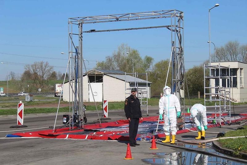 Opatření proti zavlečení slintavky a kulhavky do České republiky na hraničním přechodu Lanžhot - Brodské u dálnice D2 s mimořádným frézováním dezinfekčních van.