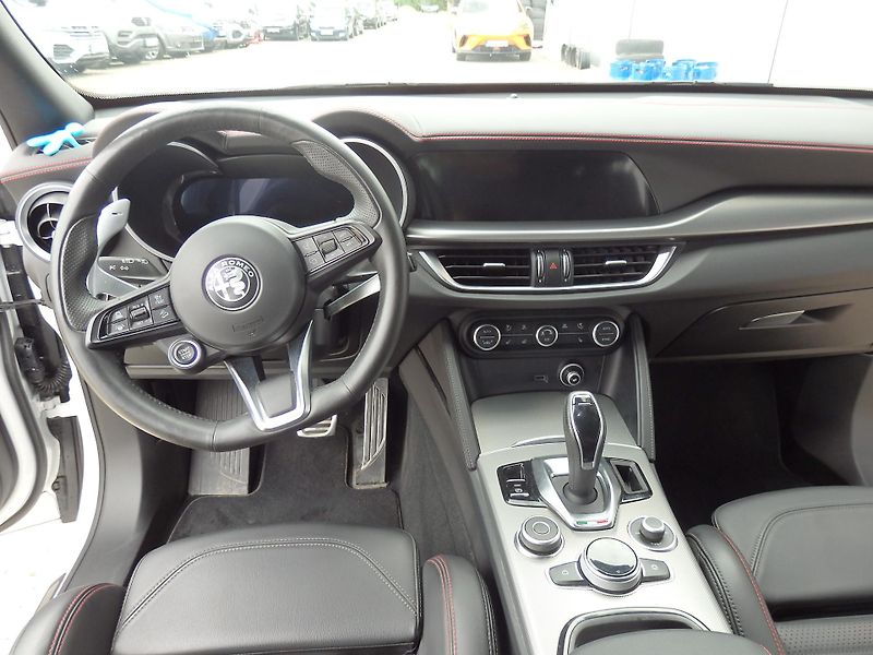 Alfa Romeo Stelvio 2.0 TURBO Q4 TRIBUTO ITALIANO - fotka 12 z 20