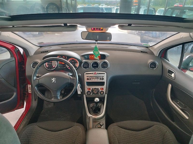Peugeot 308 (2010) 1,6HDI,80KW,7MÍST,PANOR,SER.KN - fotka 20 z 31