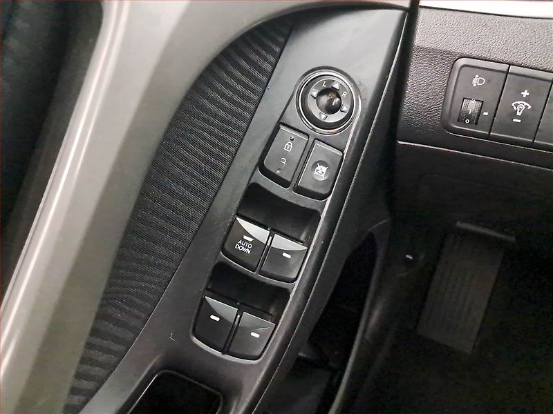 Hyundai Elantra (2012) 1.6, Tempomat, Park. senzory - fotka 17 z 20