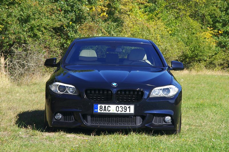 BMW Řada 5 (2012) 550i XDRIVE automat. 2.majitel - fotka 3 z 30