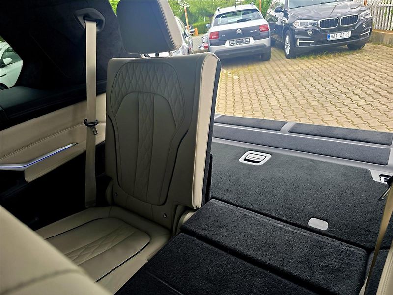 BMW X7 4,4 i 7MÍST TOP KOMPLET VÝBAVA - fotka 11 z 37