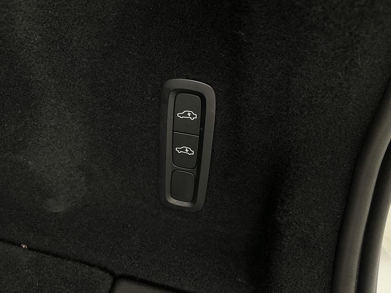 Volvo XC60 B5 AWD ULTIMATE DARK AUT  - fotka 44 z 47