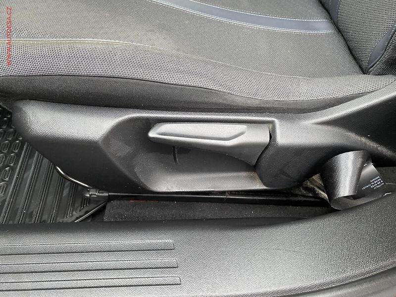 Peugeot 2008 (2019) 1.5 HDi, Allure, AT, LED - fotka 14 z 18