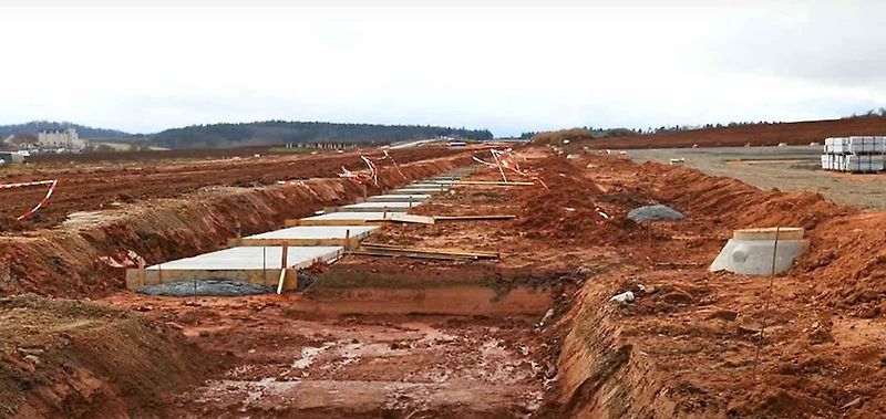 Stavba dálnice D6 u Hořoviček.