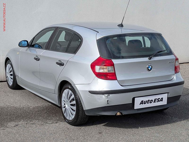 BMW Řada 1 (2005) 2.0d, AC, výhřev sed - fotka 4 z 12
