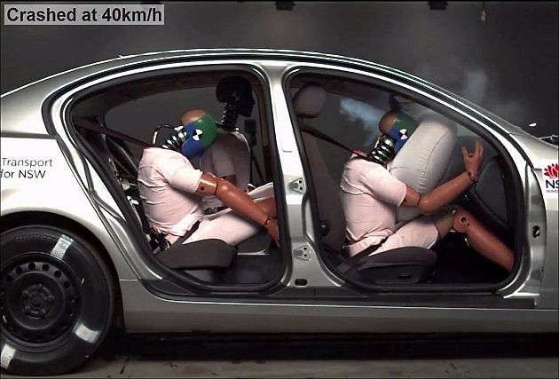 Airbag vystřelí ve vteřině. Představte si mít tam ruce., zdroj: Transport For NSW/Wikimedia CC BY 4.0