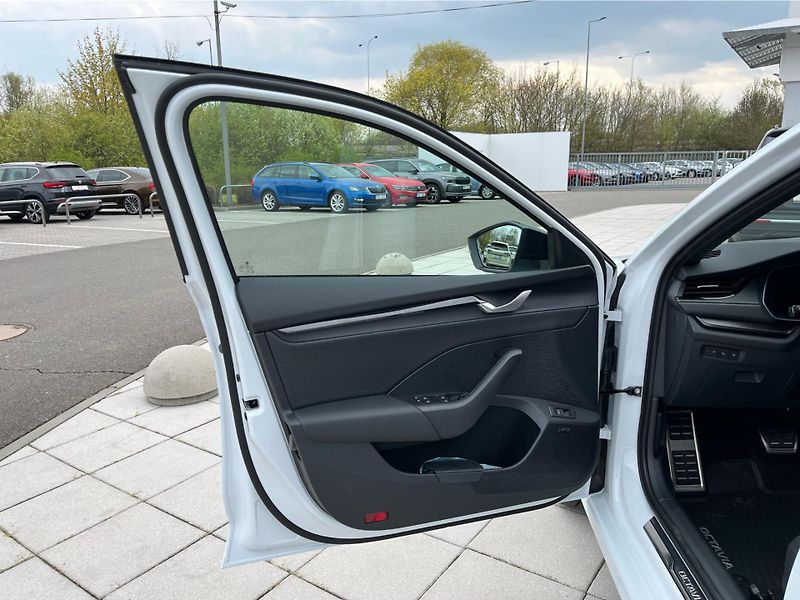 Škoda Octavia 2.0 TDi 110 kW SPORTLINE DSG - fotka 21 z 30