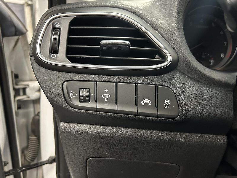 Hyundai i30 (2018) 1.0T-GDi Fastback 88kW Alu - fotka 7 z 22