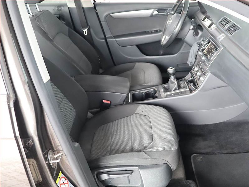 Volkswagen Passat (2012) 2.0 TDI, Navi, Tempomat - fotka 9 z 24