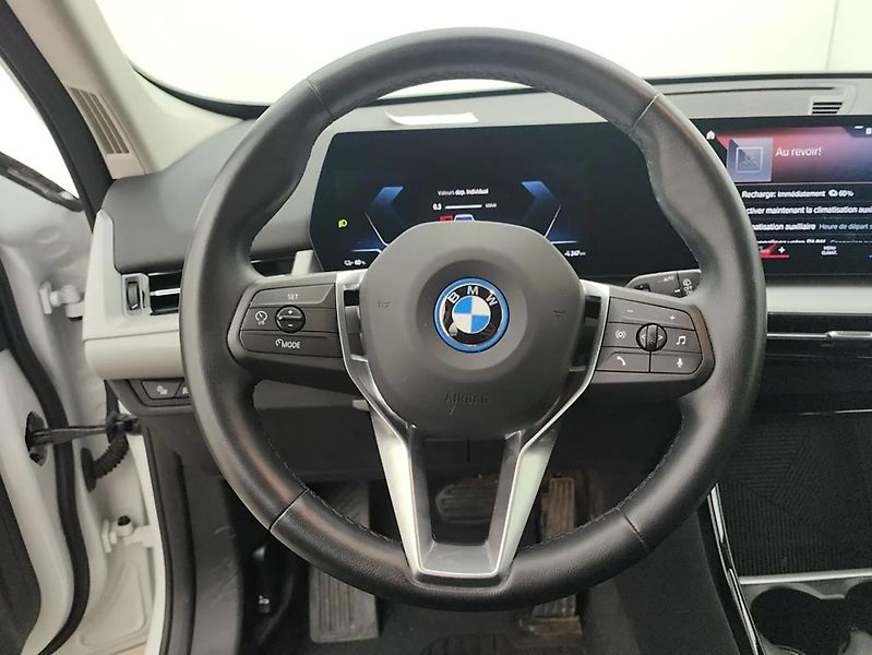 BMW iX1 (2023) xDrive30 - fotka 6 z 12
