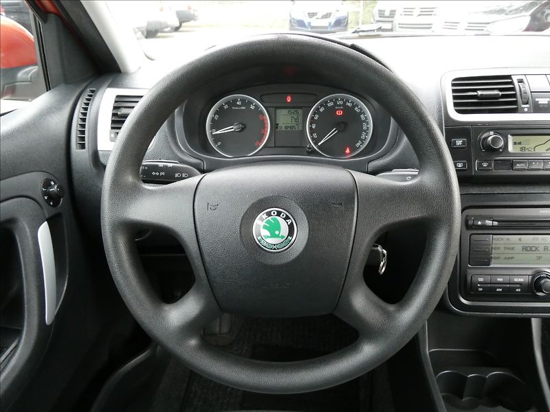 Škoda Fabia 1,4 i16V 1.MAJITEL, rezervace - fotka 29 z 48