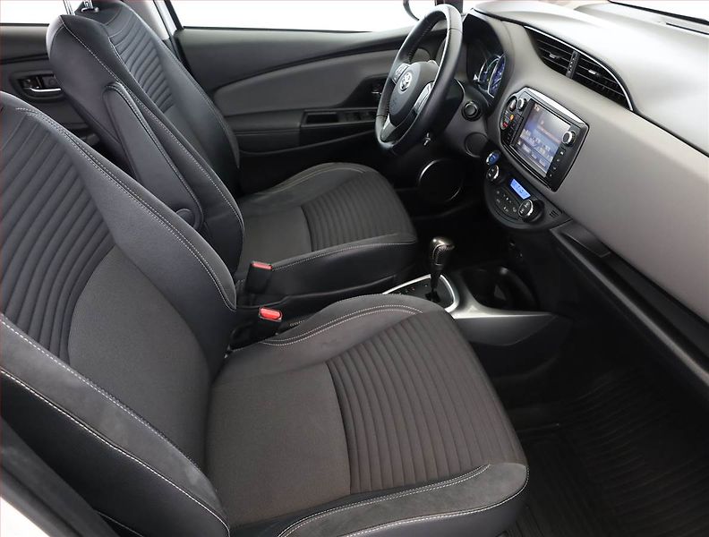 Toyota Yaris (2015) 1.5 Hybrid, Automat - fotka 7 z 18