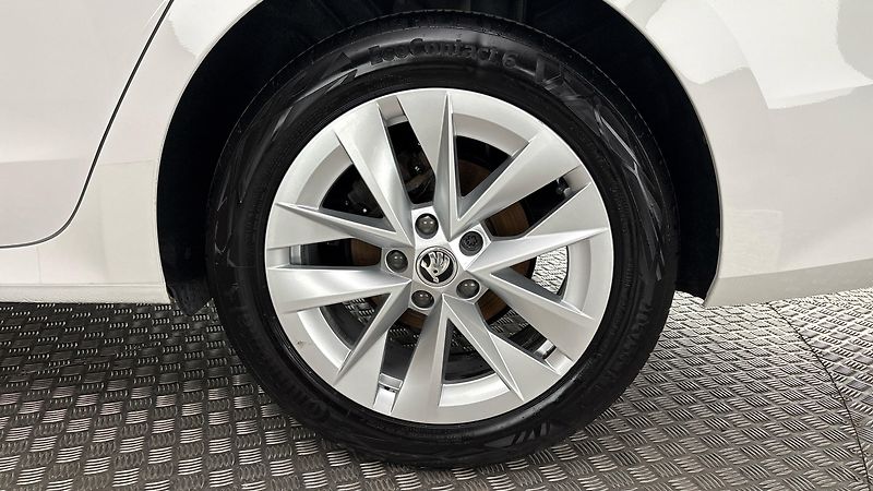 Škoda Octavia 2.0 TDI DSG Style Combi - fotka 19 z 26