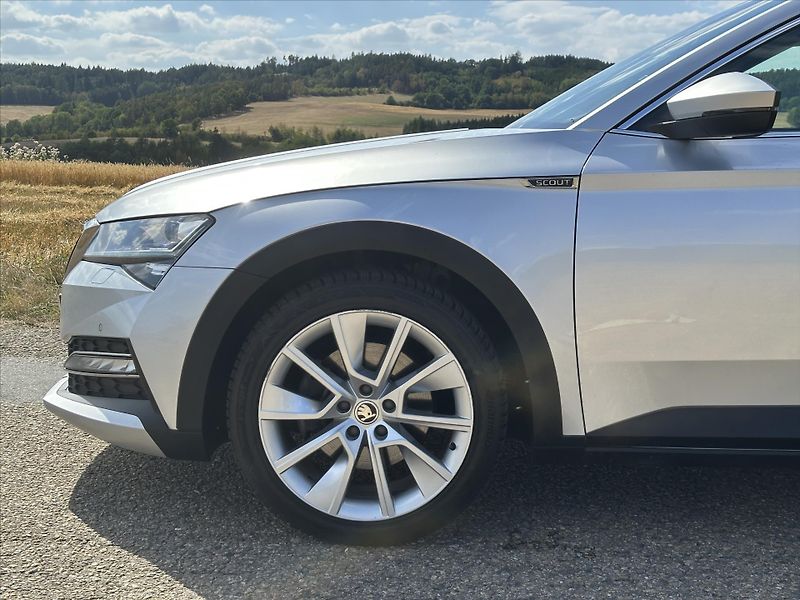 Škoda Superb 2,0 TDI 140kW DSG Scout 4x4 CZ - fotka 32 z 39