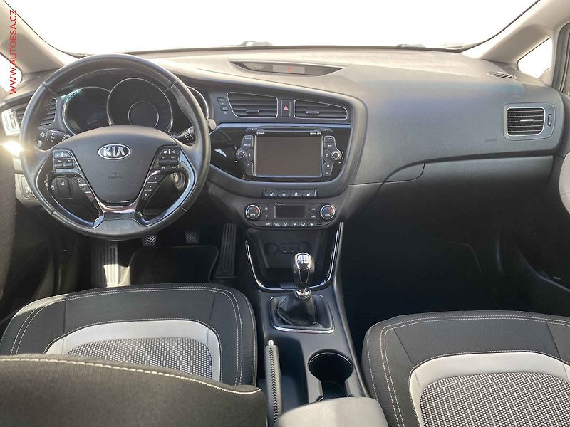 Kia Ceed (2015) 1.6 GDi, Exclusive, navi, - fotka 8 z 19