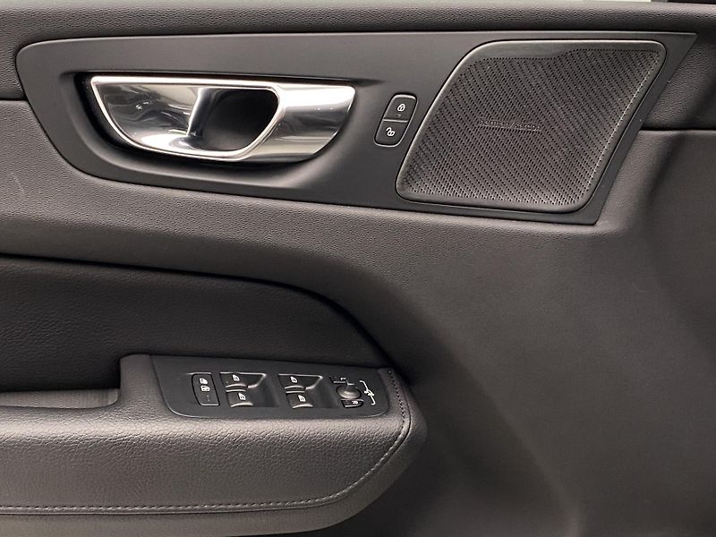 Volvo XC60 B4 AWD MOMENTUM REZERVACE - fotka 28 z 47