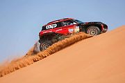 Účastníci Rallye Dakar zdolávají obrovské duny