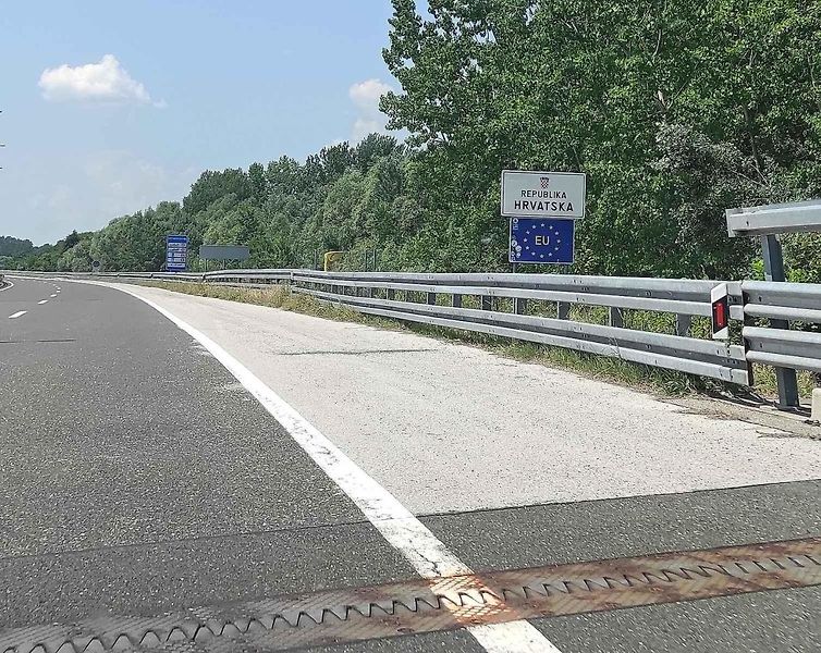 Cesta do Chorvatska autem poprvé bez hranic. Reportéři Deníku vyzkoušeli delší trasu přes Bratislavu, Maďarsko, Záhřeb až do Zadaru a Šibeniku. Zhruba tisíc kilometrů. Z Jadranu se pak vraceli přes Slovinsko a Rakousko.