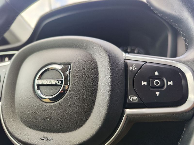 Volvo V60 B3 2.0/120kW Momentum Aut. - fotka 23 z 28