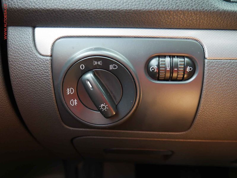 Volkswagen Golf (2009) 1.9 TDi, ČR, AC, výhřev sed - fotka 15 z 15