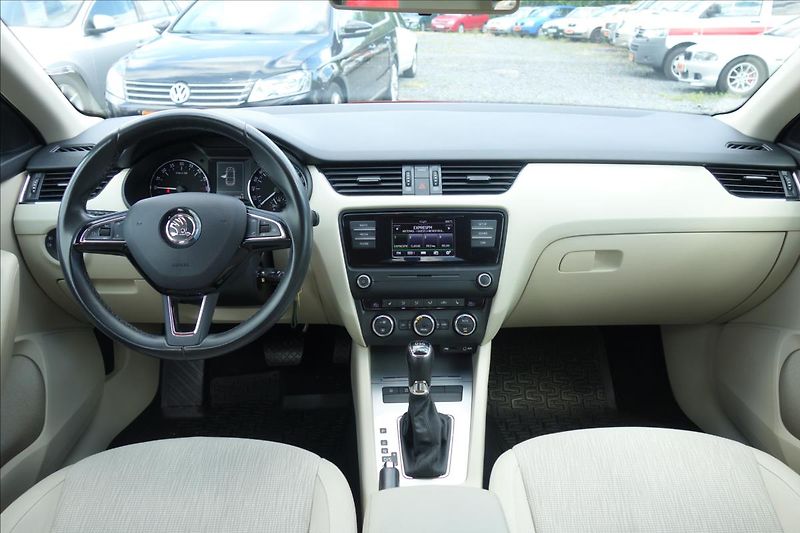Škoda Octavia 1,6 TDi, ČR, SERV.KN., DSG. - fotka 15 z 33