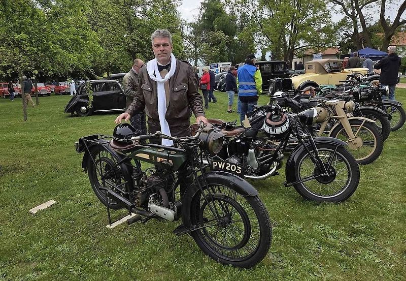 Habrovany cestovaly časem. Park zaplnily historické automobily i motorky.