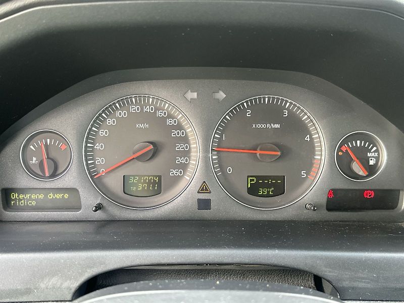 Volvo XC70 (2006) 2.4 D5 AWD Cross Country - fotka 7 z 27