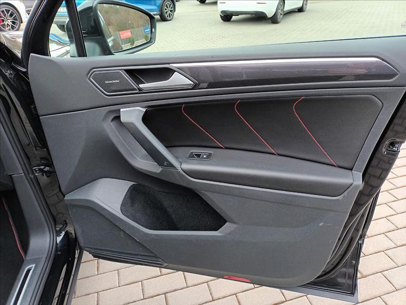 Volkswagen Tiguan 2,0 TDI,147KW,URBAN SPORT,4X4 - fotka 24 z 48