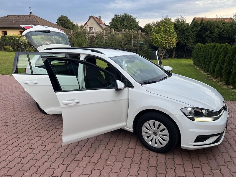 Volkswagen Golf 1.0 TSI 85KW,1 MAJITEL,SERVIS - fotka 29 z 40