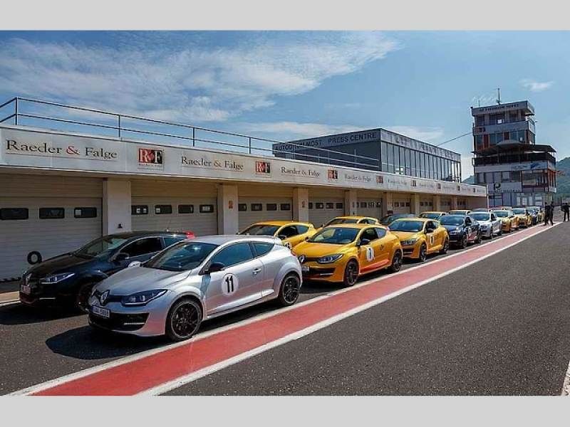 Rychlé Renaulty na Autodromu v Mostě.
