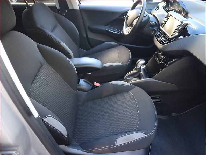 Peugeot 208 (2017) 1.2 PureTech, Serv.kniha - fotka 9 z 16