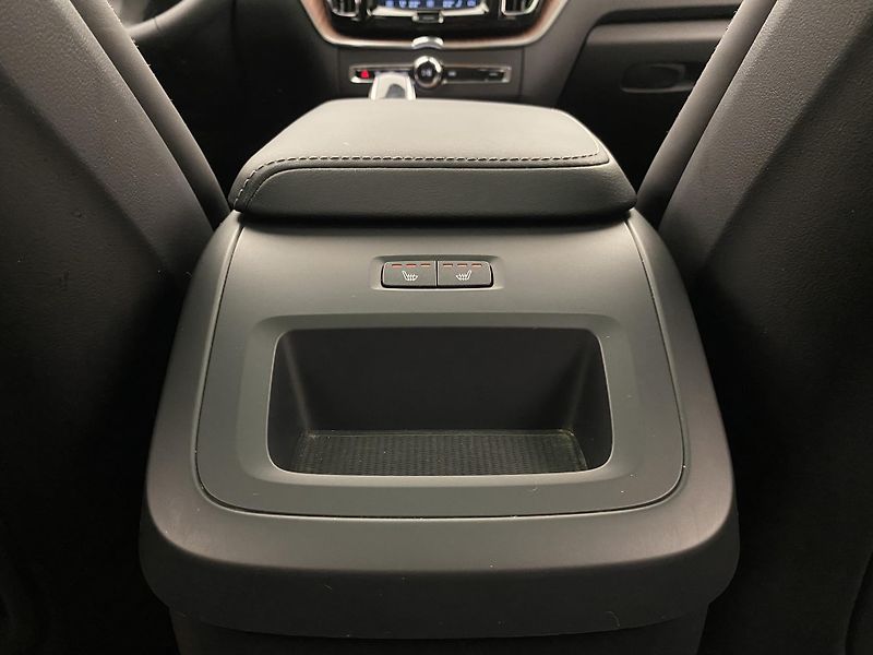Volvo XC60 B4 AWD DARK PLUS AUT  - fotka 32 z 56