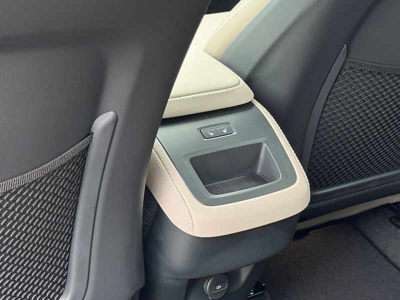 Volvo XC90 (2026) PLUS B5, VZDUCH, 360° - fotka 13 z 22