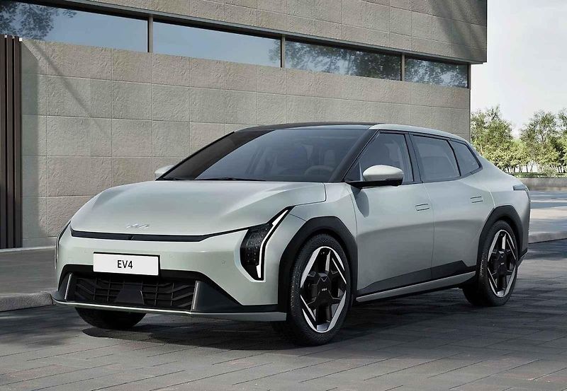 Nejbližší novinkou je vylepšená Toyota Corolla Cross.