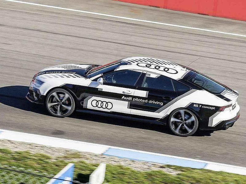 Audi pustilo na závodní okruh model RS 7 bez řidiče.