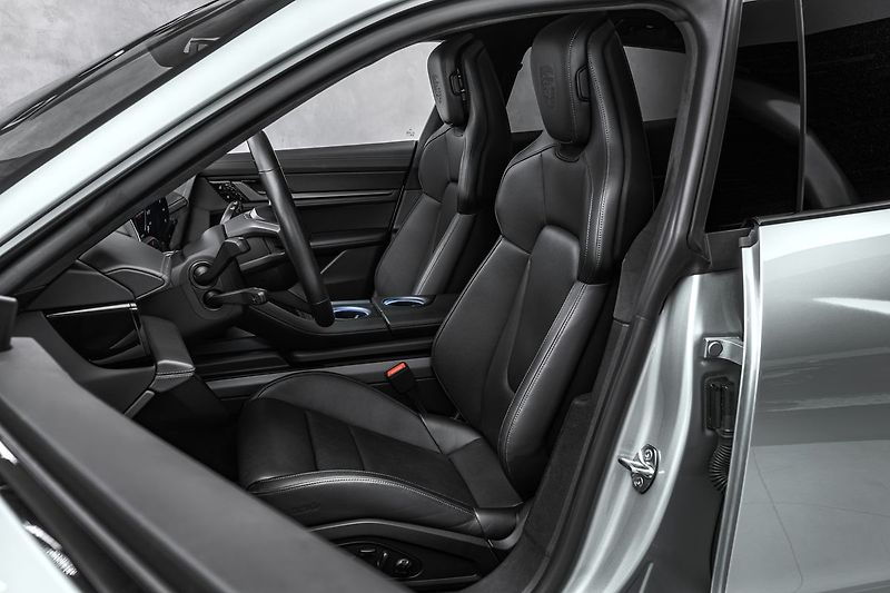 Porsche Taycan PDCC, ventilace, pano - fotka 16 z 41