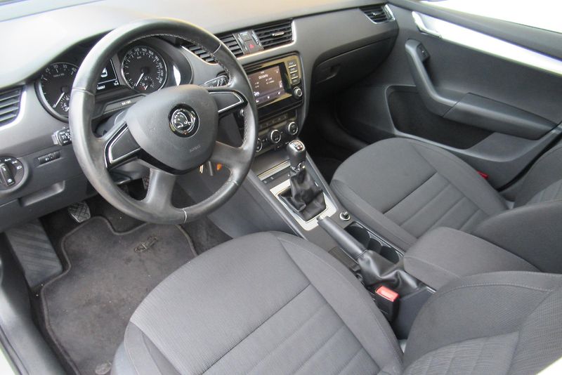 Škoda Octavia 1.6 TDi 4x4 AUT. KLIMA TAŽNÉ - fotka 9 z 19