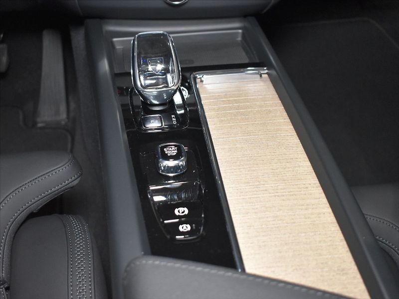 Volvo XC60 2,0 B5 AWD PLUS Bezklíč,BLIS - fotka 14 z 23